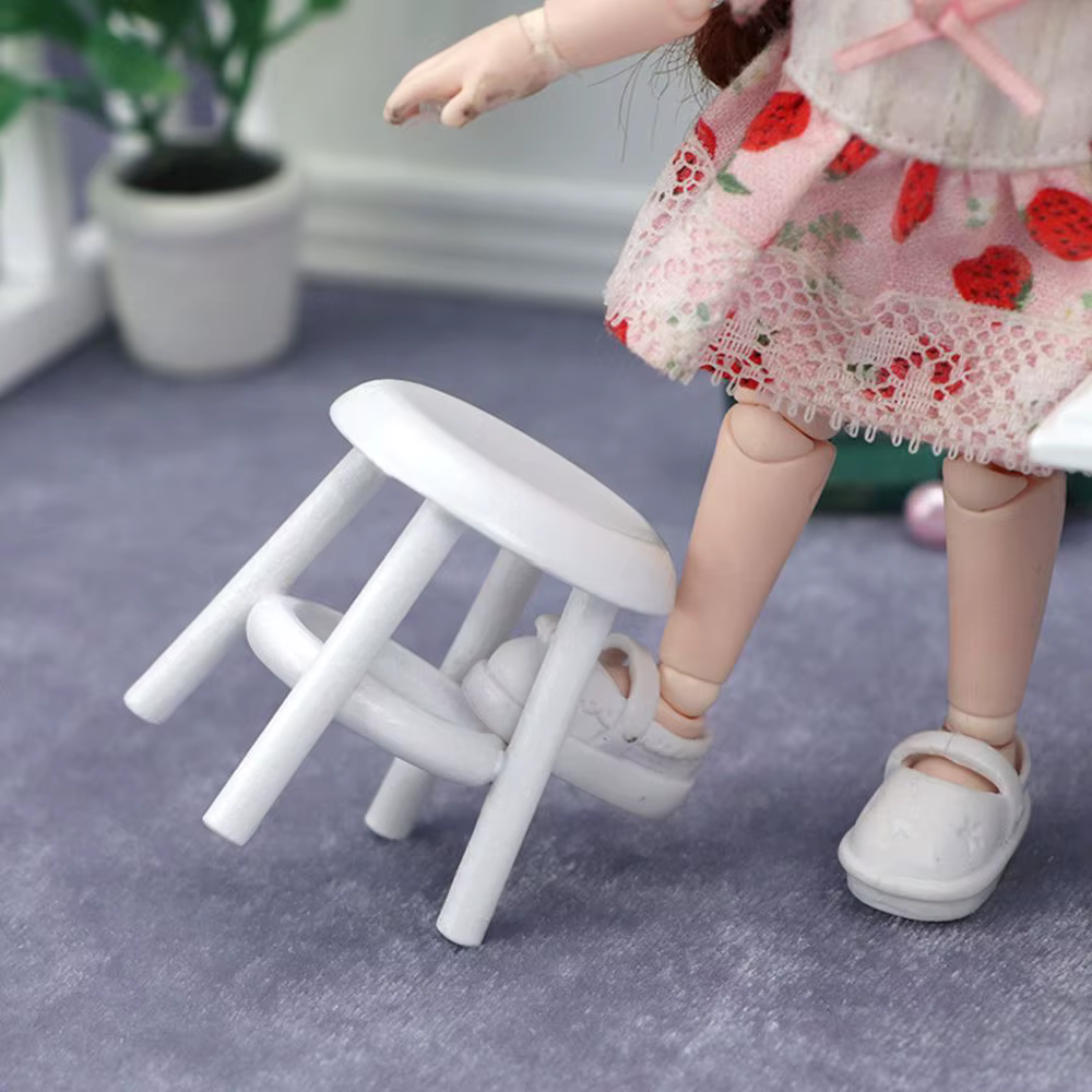Conjunto de sillas y taburetes en madera para casa de muñecas
