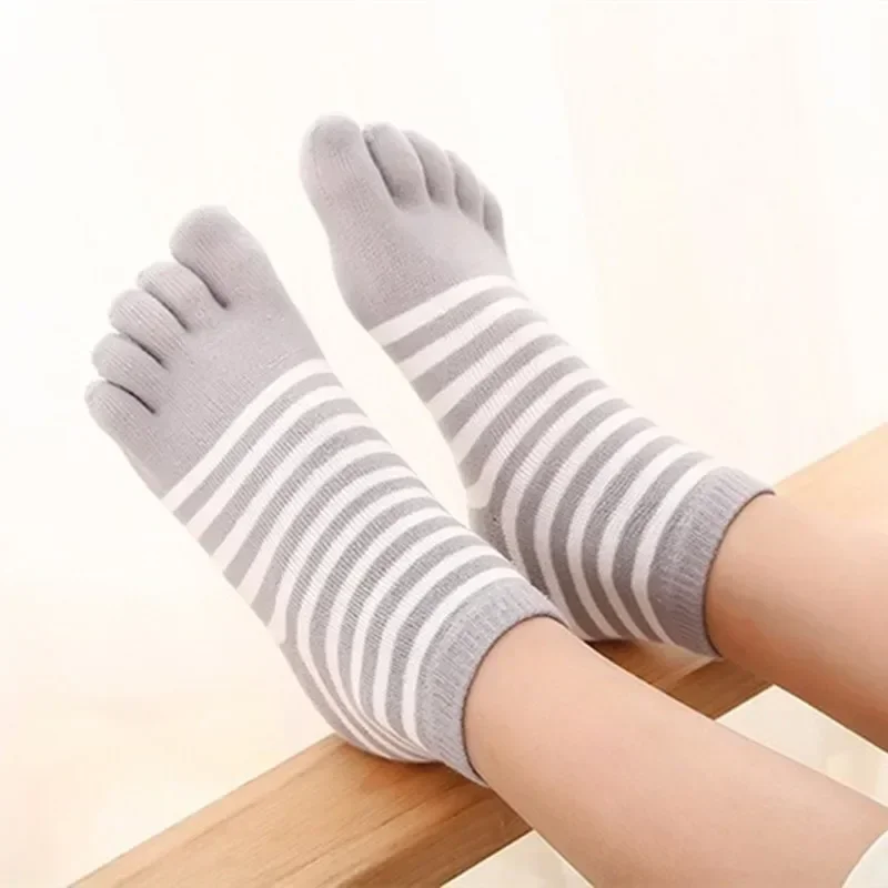 Calcetines de cinco dedos de algodón a rayas multicolores para niños - imagen 5
