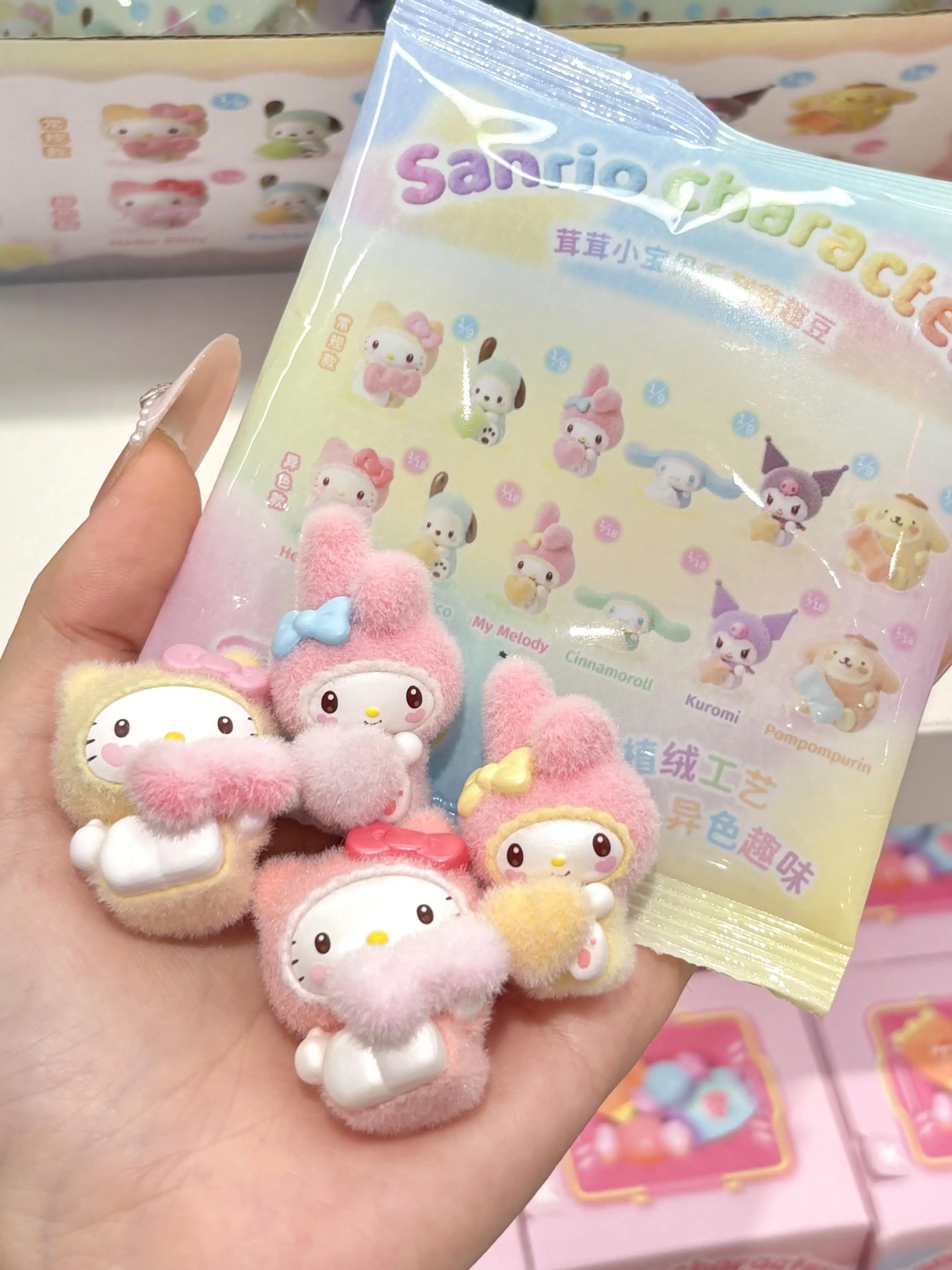 Mini personaje Sanrio flocado colores pastel