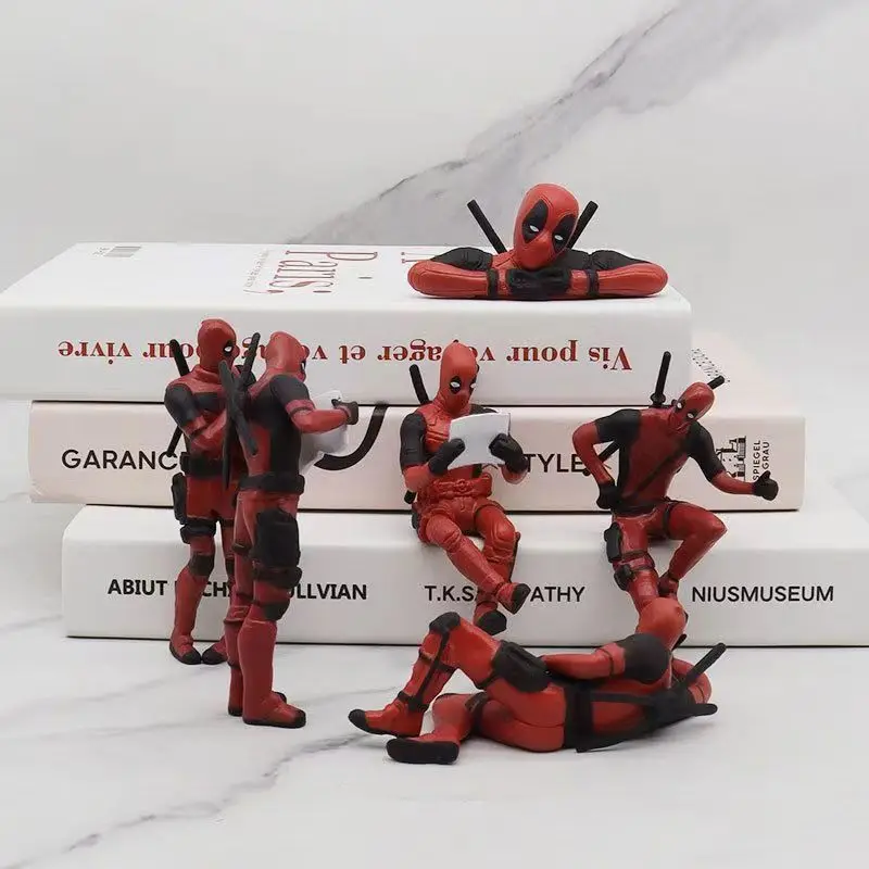 Figuras de Deadpool modelo sentado como decoración
