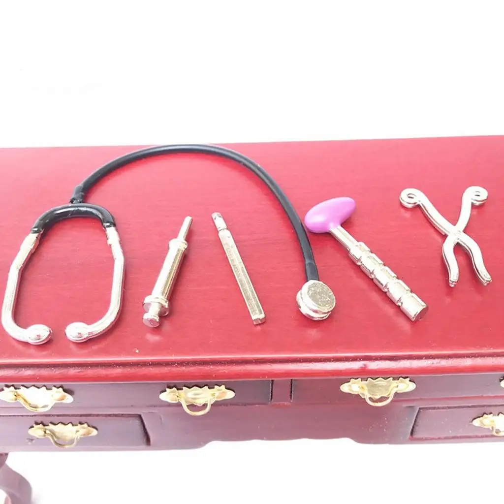 Mini estetoscopio metálico y herramientas médicas para casa de muñecas