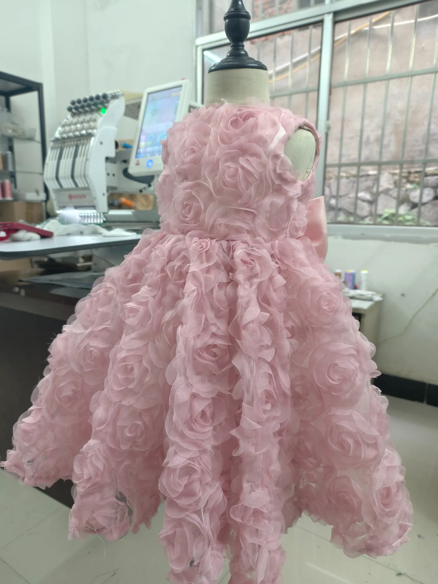 Vestido de bebé niña rosa con volantes y flores 3D para fiesta - imagen 2