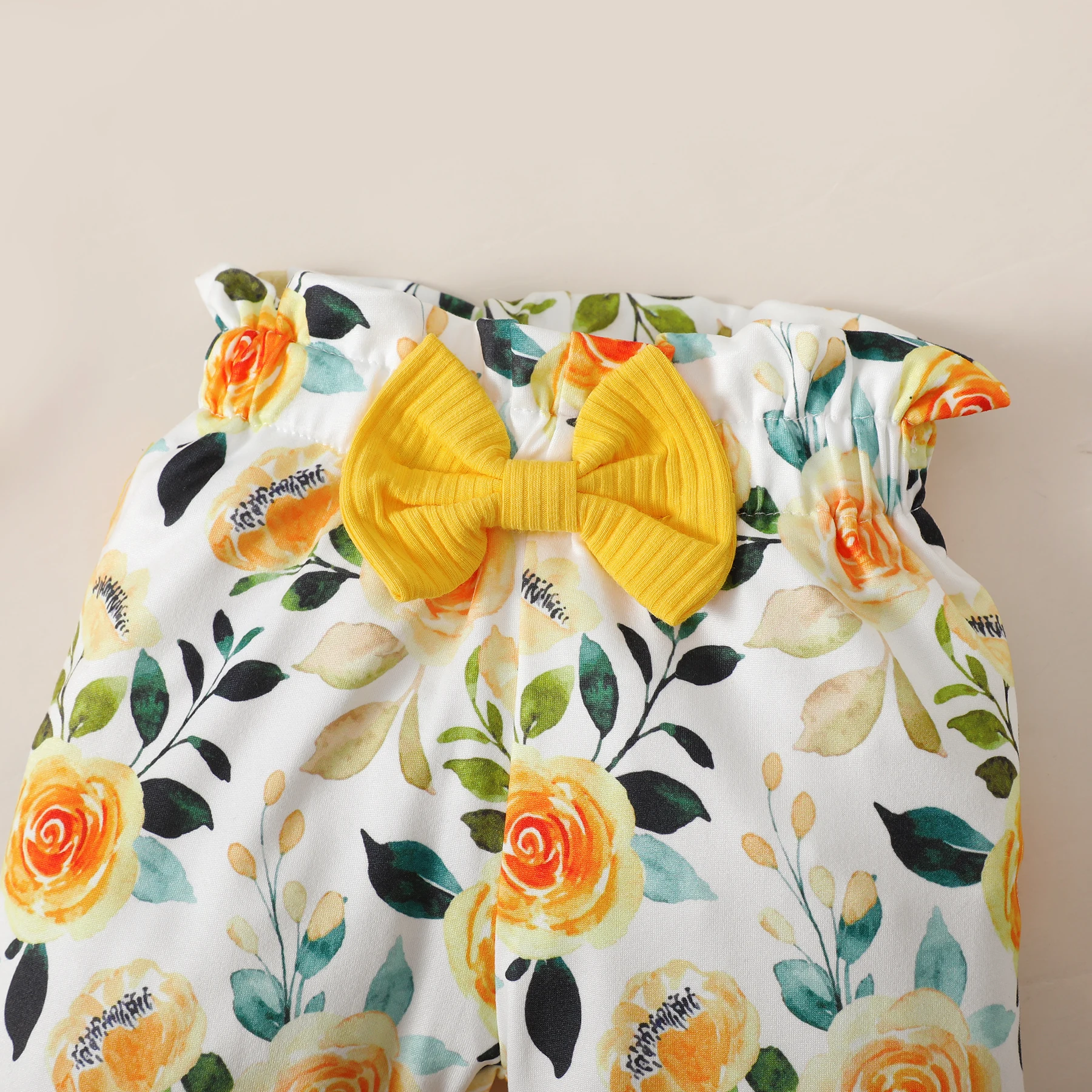 Conjunto bebé primavera con mono amarillo, pantalón floral y diadema - imagen 2