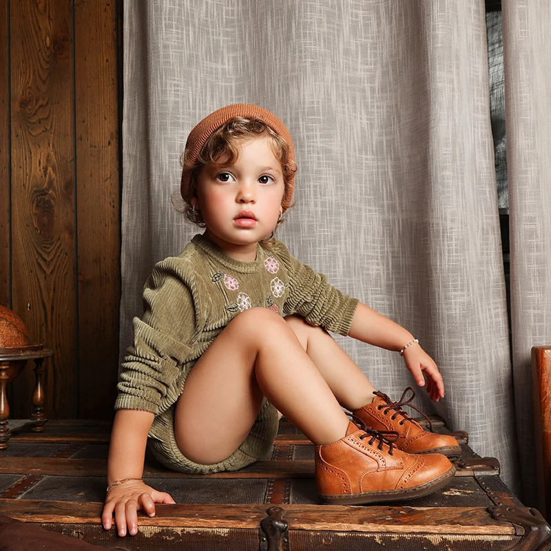 AA vestido de pana con bordado floral para niña en otoño
