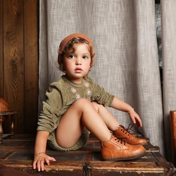 AA vestido de pana con bordado floral para niña en otoño