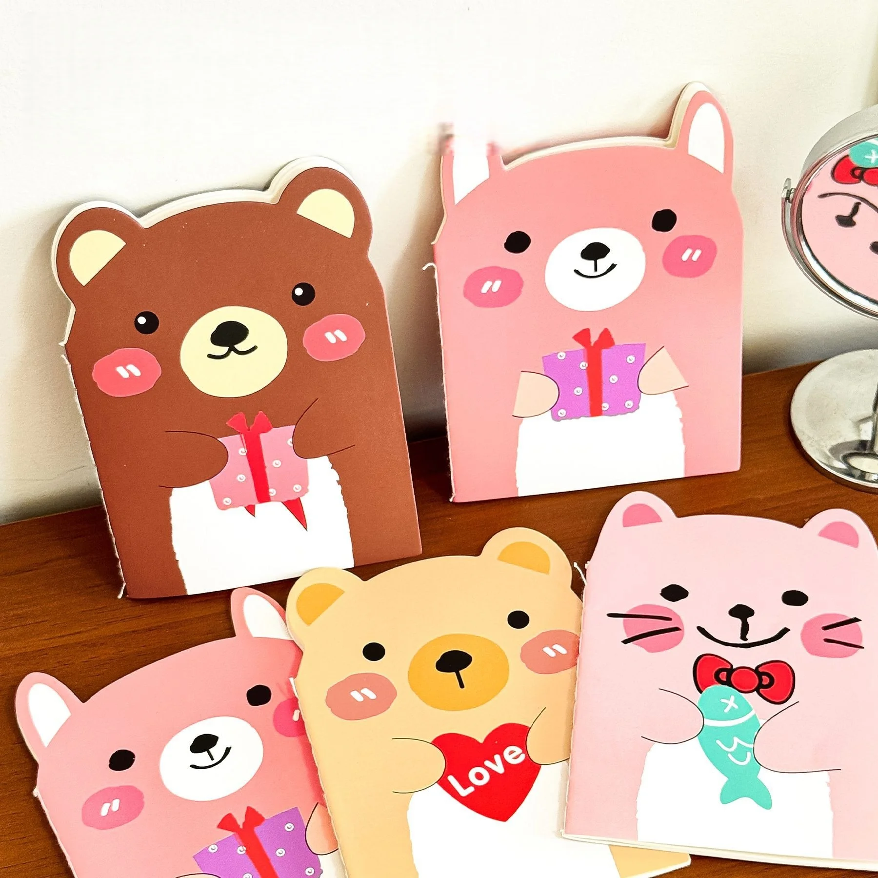 Cuaderno diario con ilustraciones de oso y gato