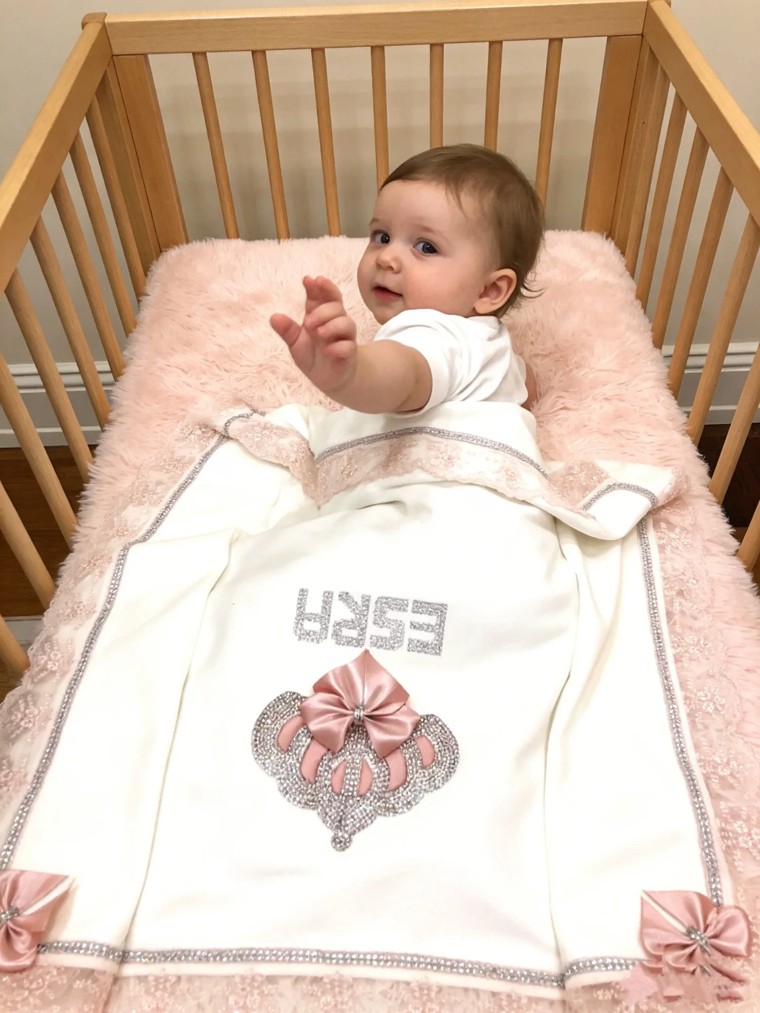 Envoltura de bebé rosa con corona bordada y nombre personalizado