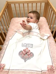 Envoltura de bebé rosa con corona bordada y nombre personalizado