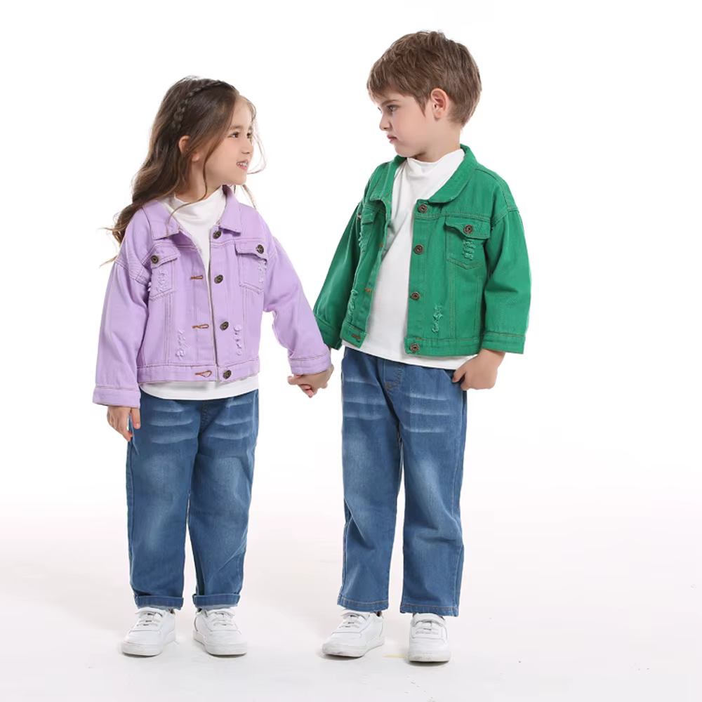 Chaqueta vaquera en color caramelo con botones