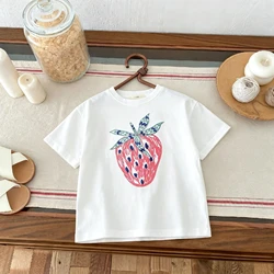 Camiseta de niña con estampado de fresas y cuello redondo