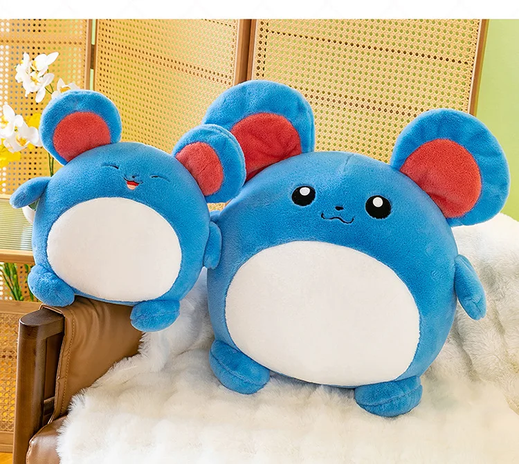 Marill peluche en ambiente decorativo