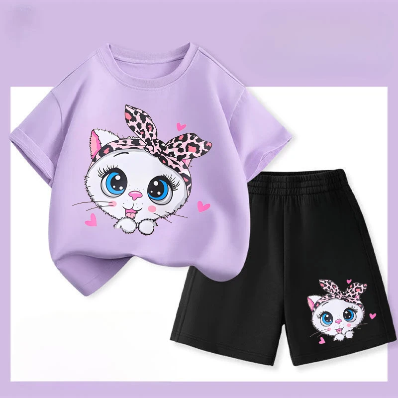 Detalle del estampado de gato en la camiseta