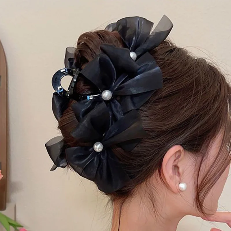 Pinza para el pelo con lazo y perlas en el cabello