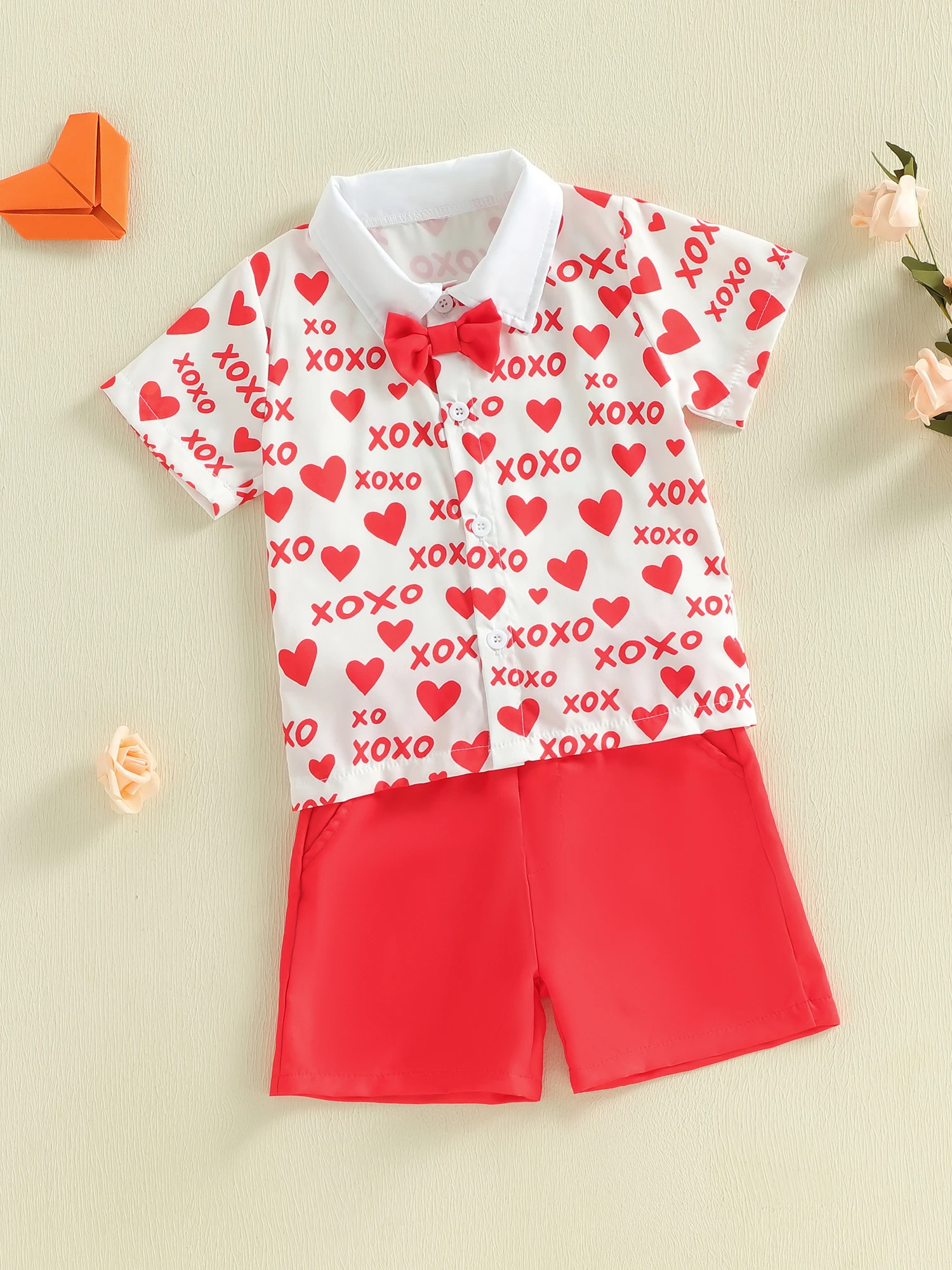 Detalle del estampado de corazones y letras en la camiseta