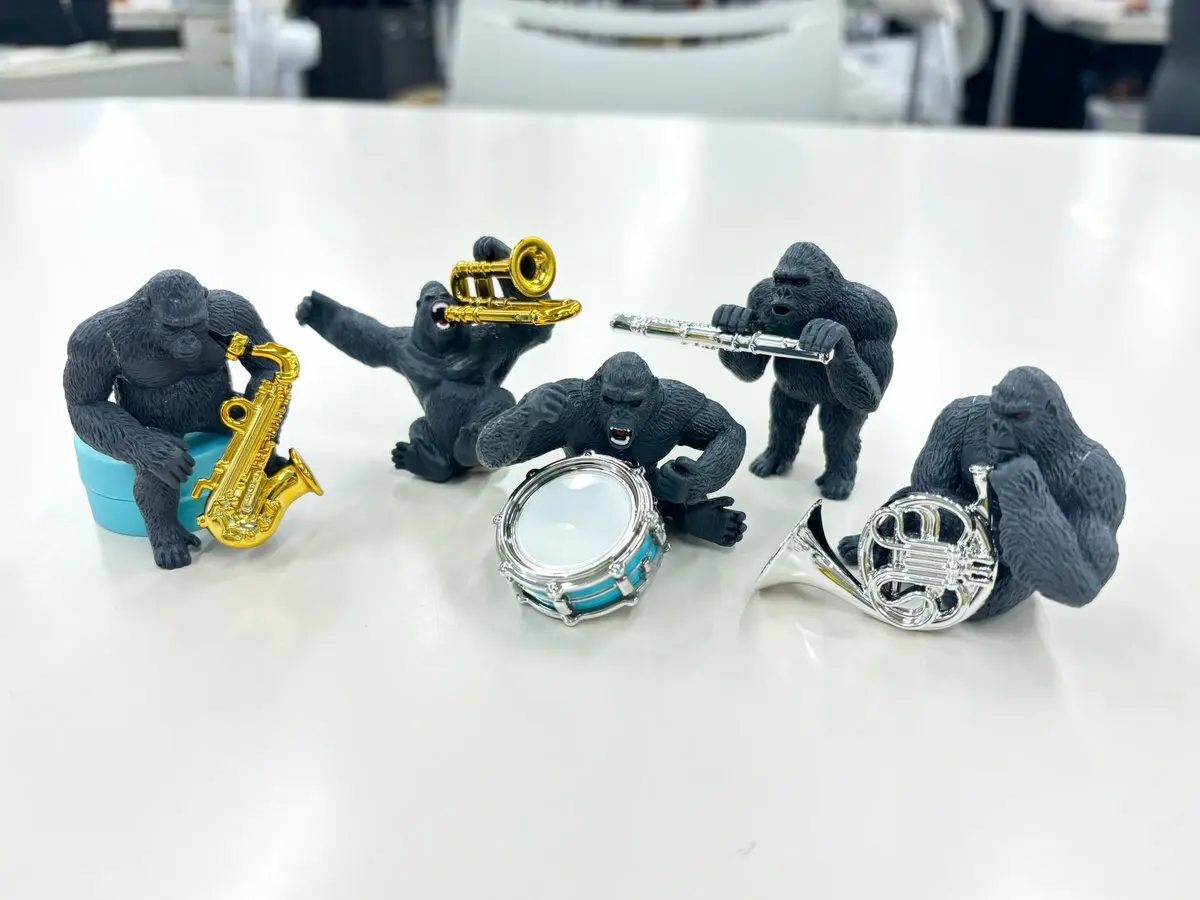 Trompeta y saxofón en acabado dorado