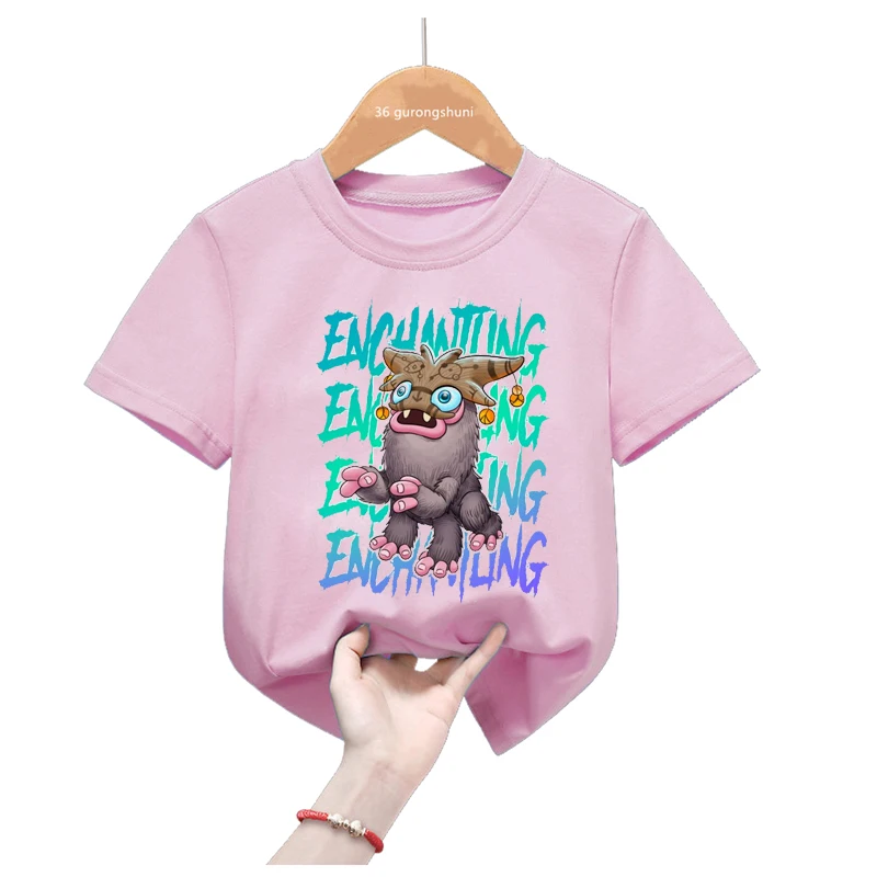 Camiseta junto a otras prendas de la colección My Singing Monsters