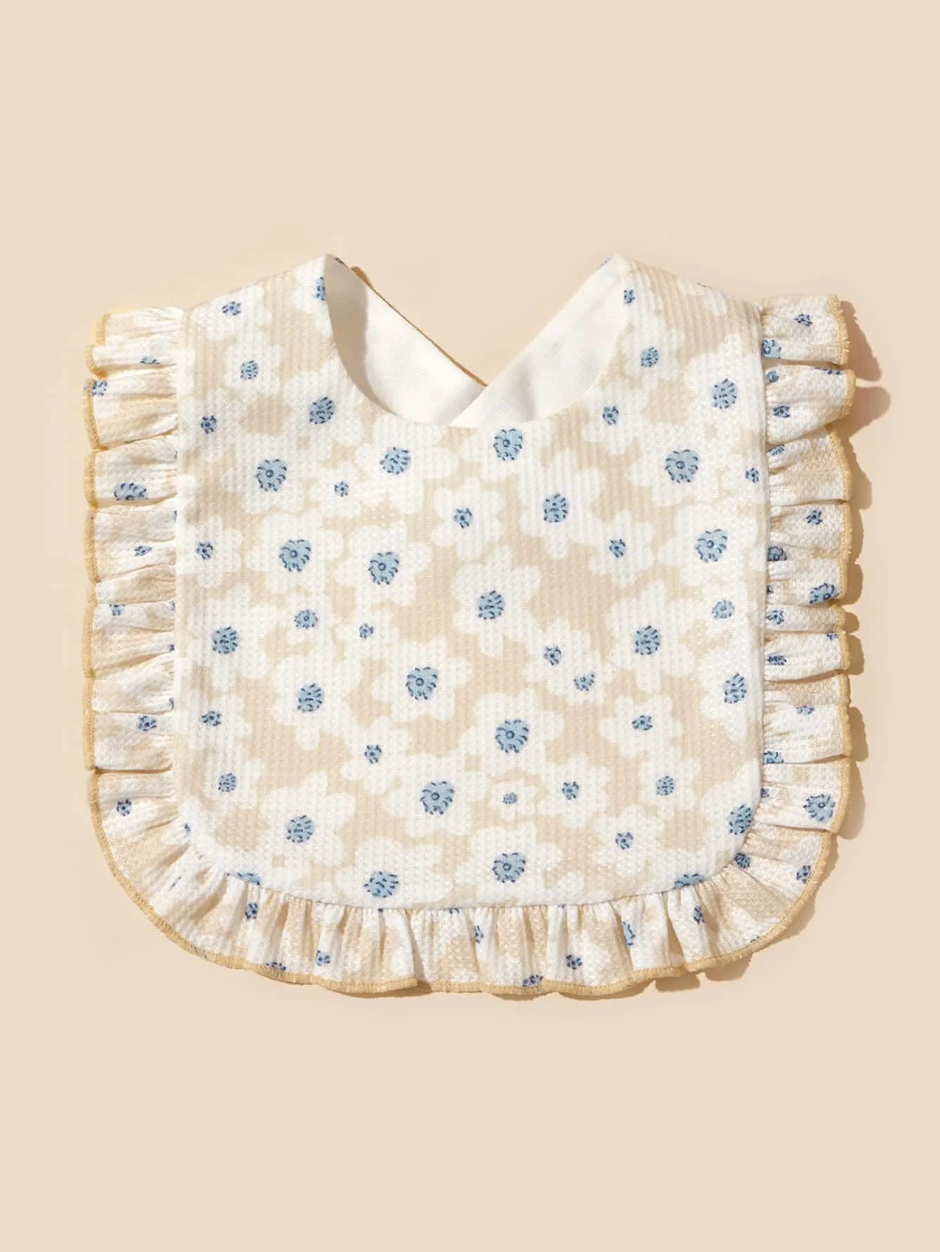 Babero tipo bandana en uso para alimentación de bebé