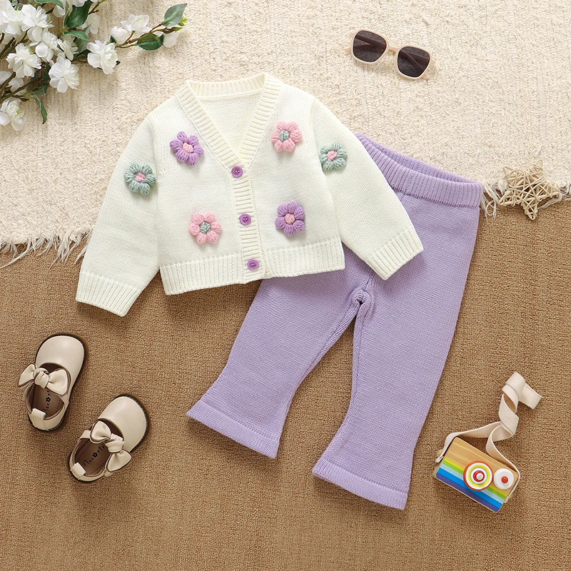Conjunto floral de bebé con cárdigan morado y pantalón largo - imagen 5
