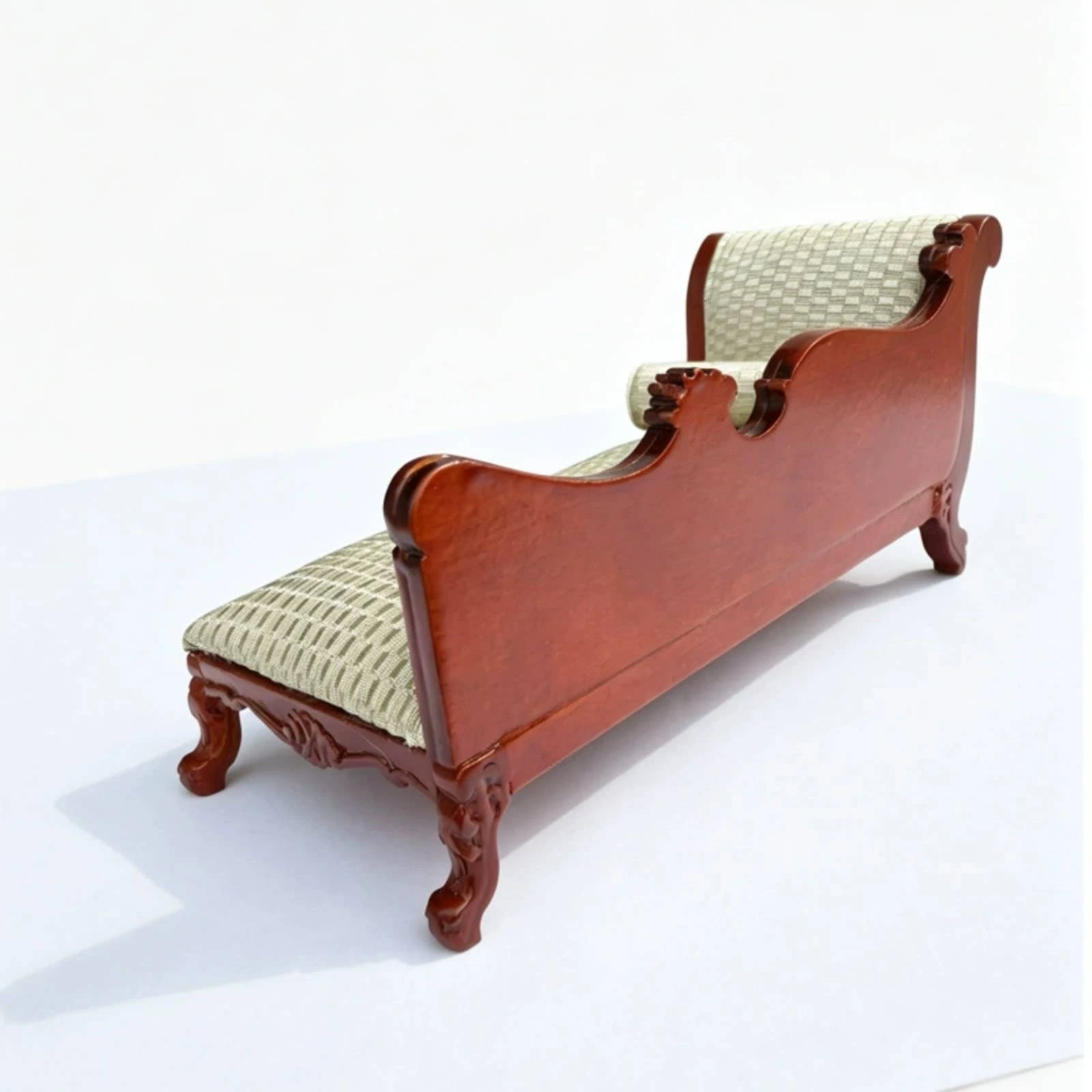 Sofá chaise longue miniatura estilo vintage con almohada detallada - imagen 2