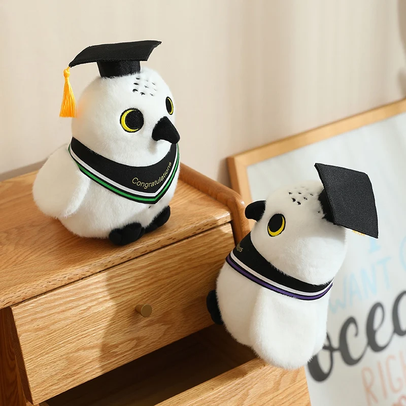 Detalle del peluche búho