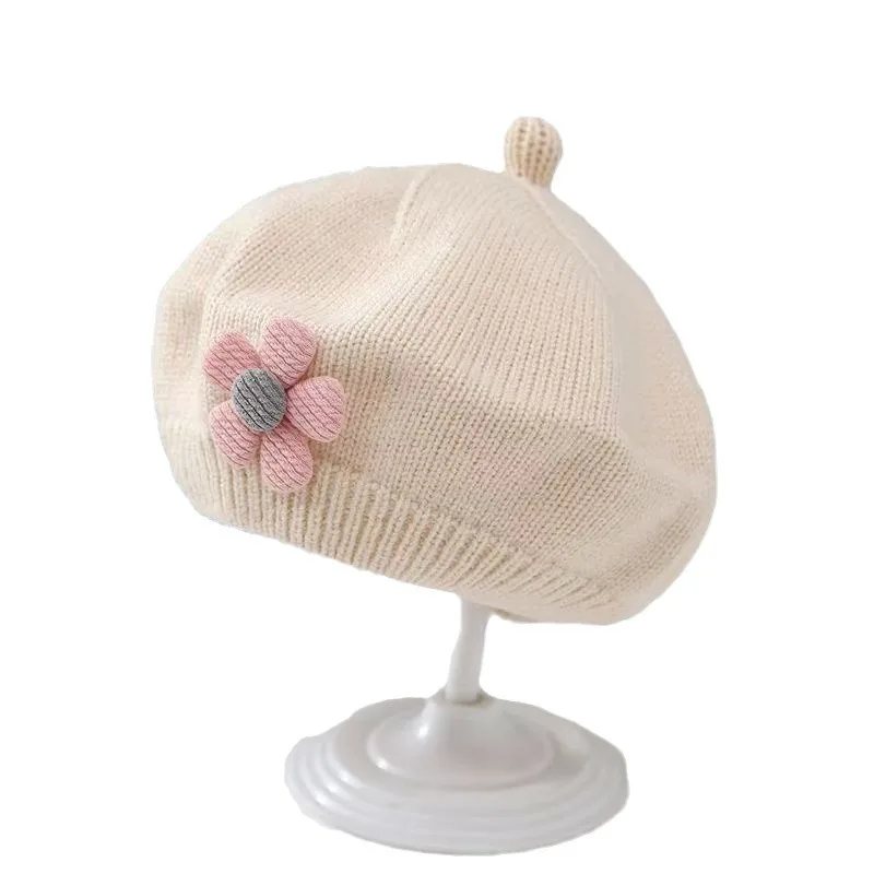 Boina de punto para niña – Gorro cálido con detalle floral - imagen 4