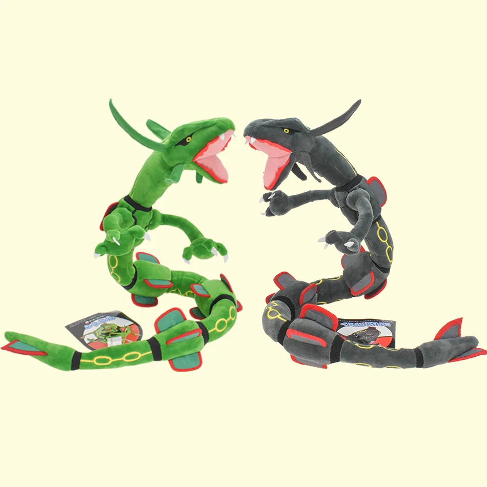 Vista frontal del peluche Rayquaza brillante mostrando el cuerpo negro y detalles verdes