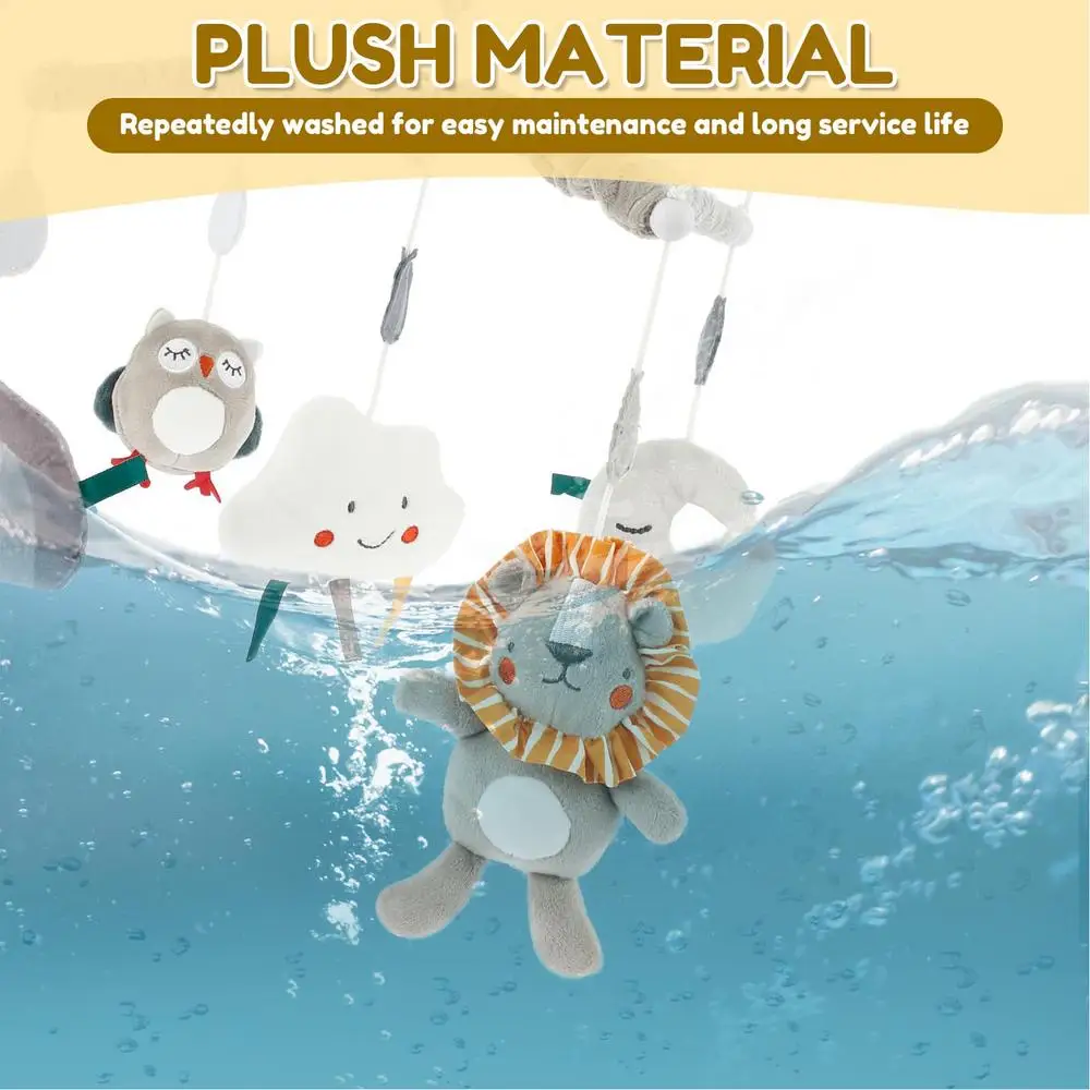 Peluches colgando del móvil en movimiento
