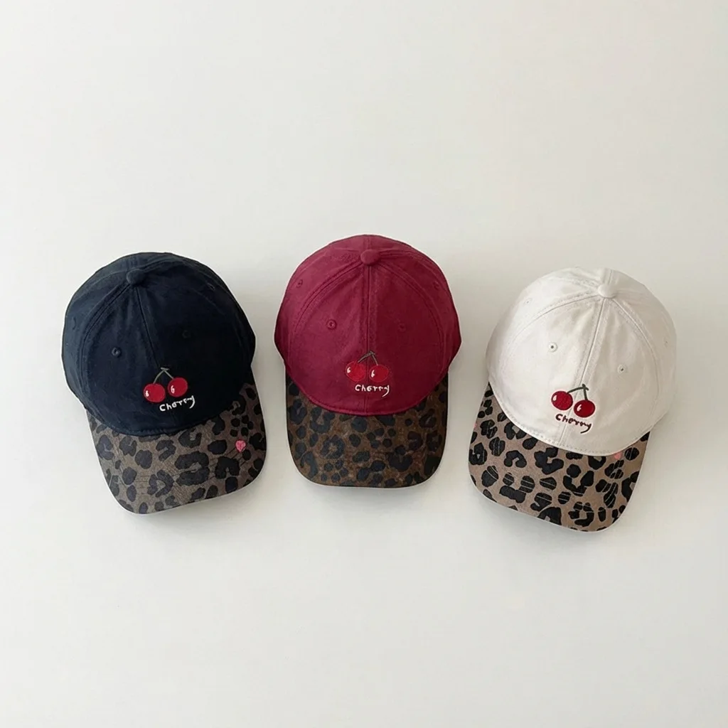 Gorra de béisbol infantil con estampado de leopardo y cerezas