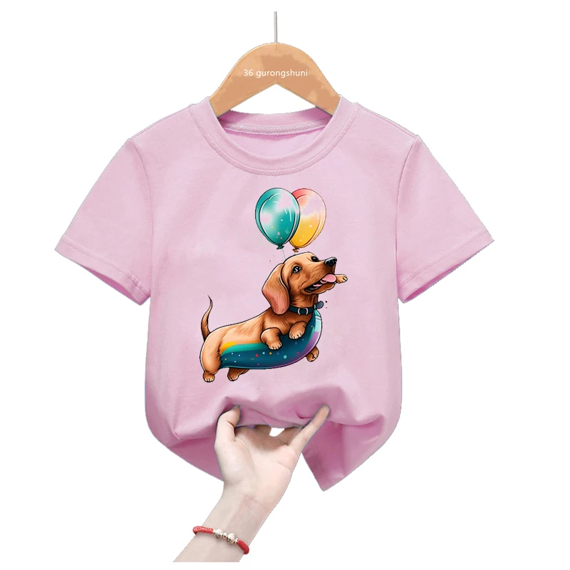 Camiseta infantil rosa con estampado de perro salchicha
