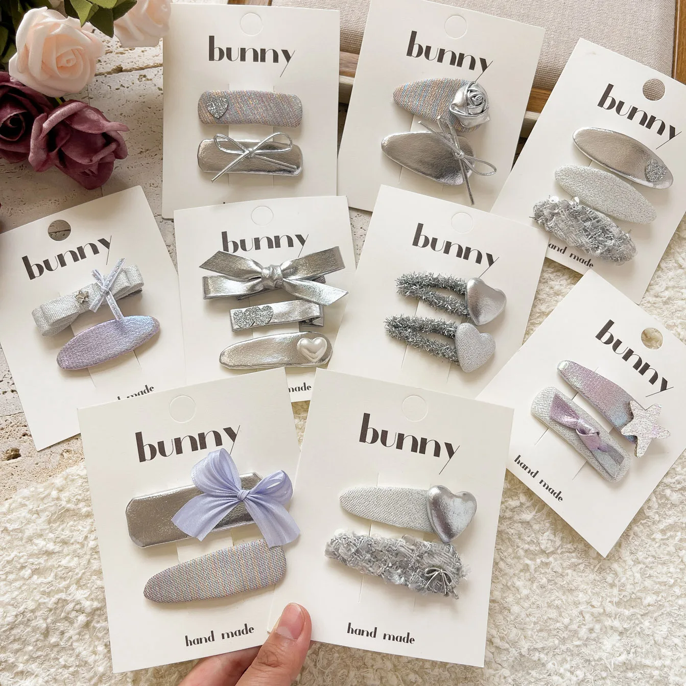 Lazo plateado en pinzas para el pelo de bebé – accesorios infantil - imagen 3