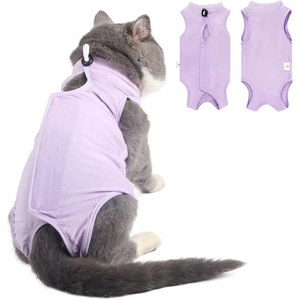 Detalle del cierre ajustable del mono anti-lamido felino