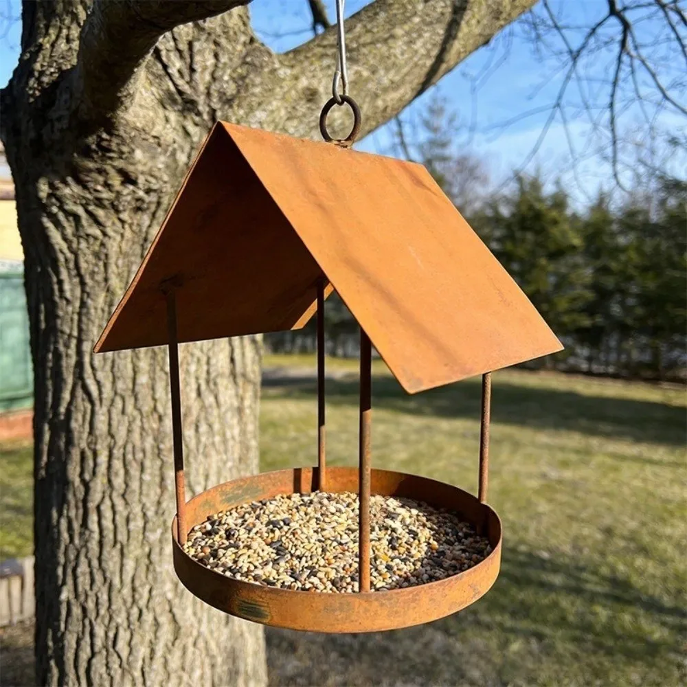 Comedero para pájaros colgante de hierro resistente con diseño cabaña - imagen 2