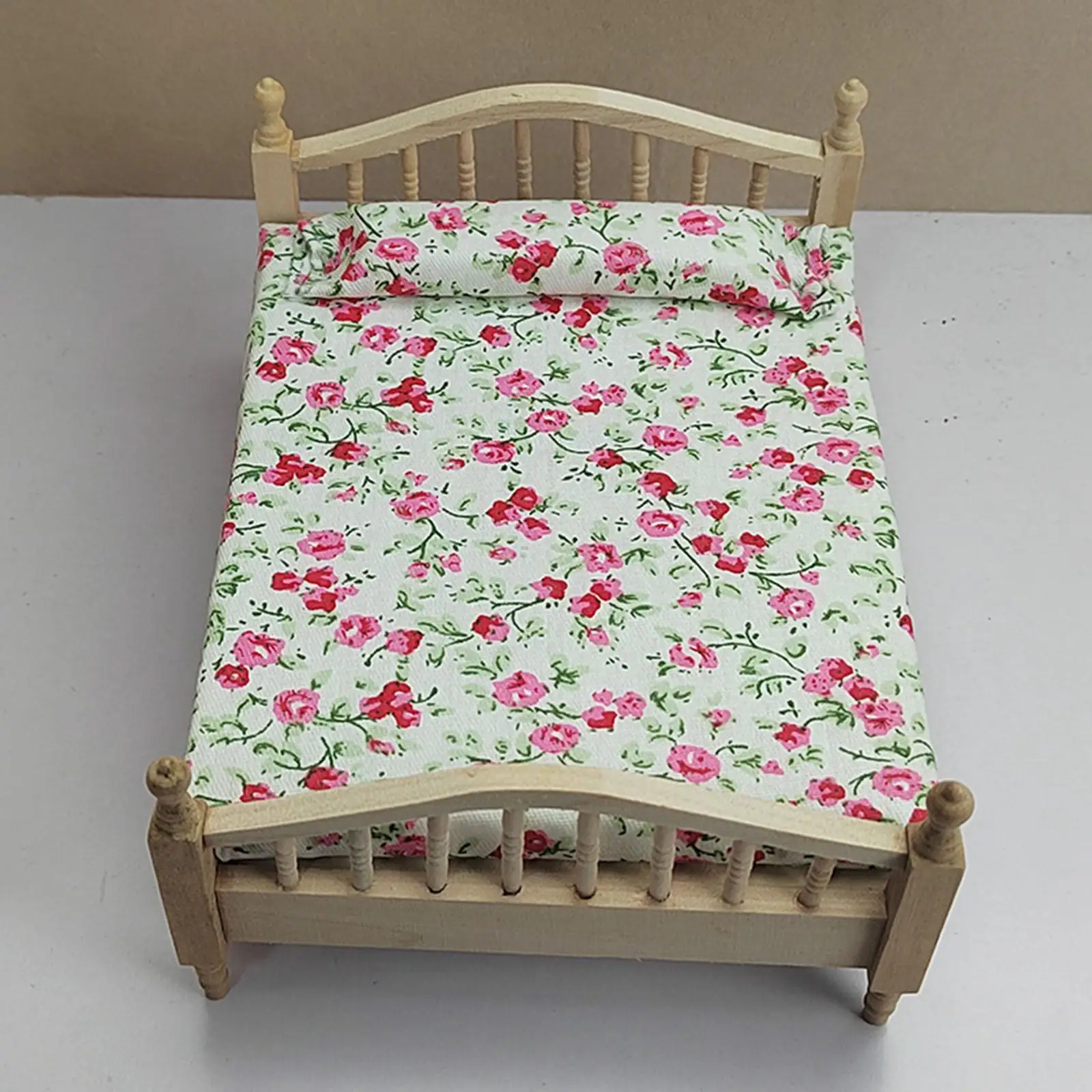 Cama doble mini para casa de muñecas: decoración infantil - imagen 2