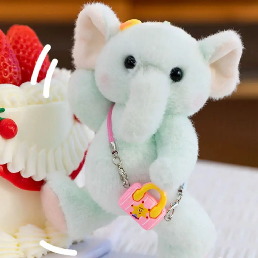 El peluche de elefante colgado de una mochila