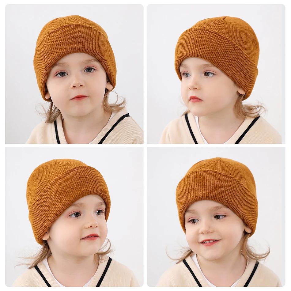 Niño y niña con gorro de punto acanalado TPMG en colores surtidos