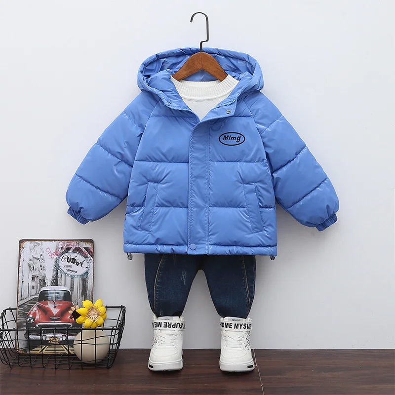 Vista frontal y trasera de la chaqueta de invierno para niños