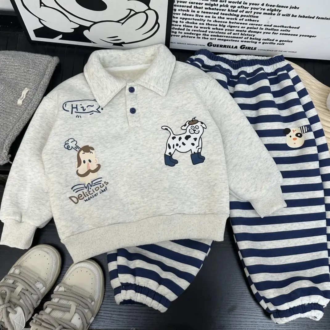 Conjunto infantil de otoño con sudadera y pantalones a rayas