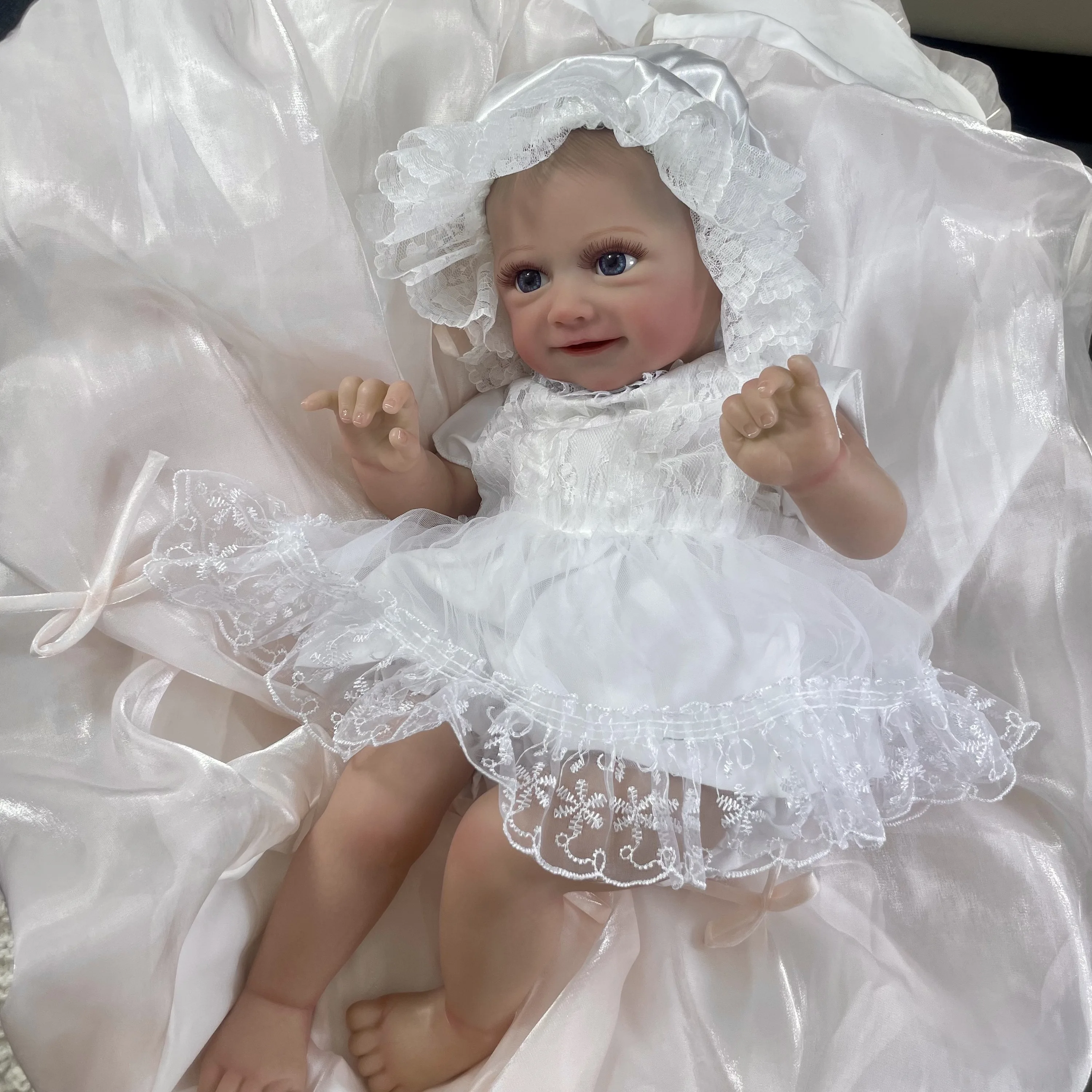 Muñeca reborn Petya con cuerpo de silicona y piel pintada - imagen 5