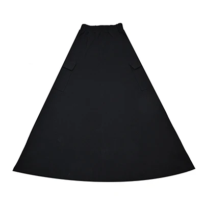 Estilo casual con falda maxi negra