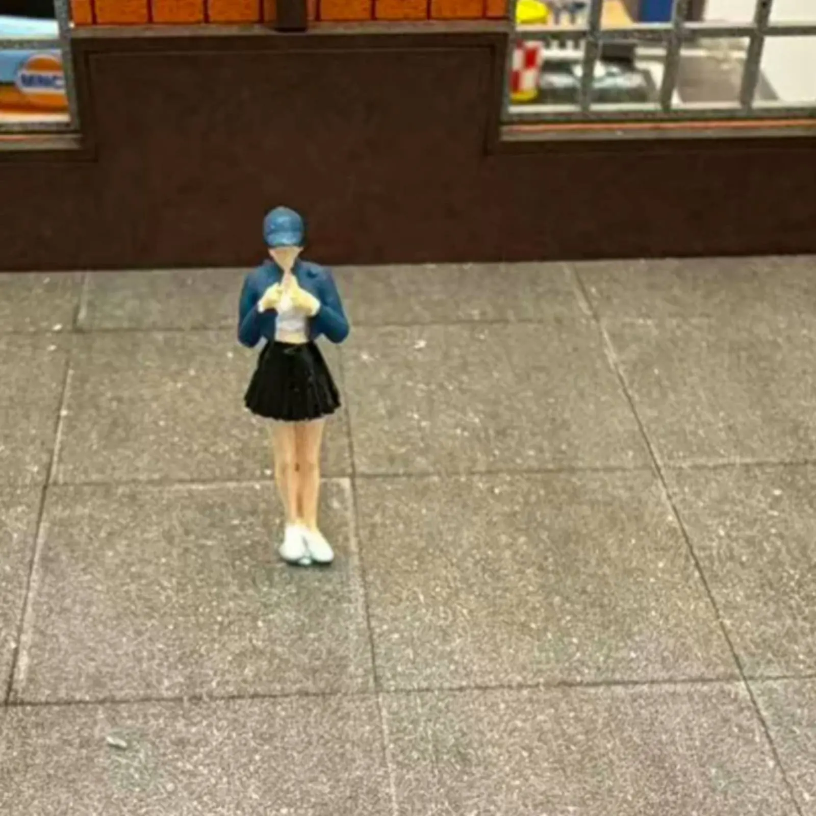 Figura decorativa infantil de resina pintada con acabado realista - imagen 3