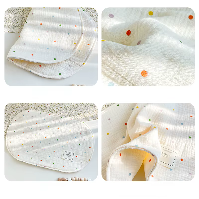 Almohada colocada en una cuna de bebé