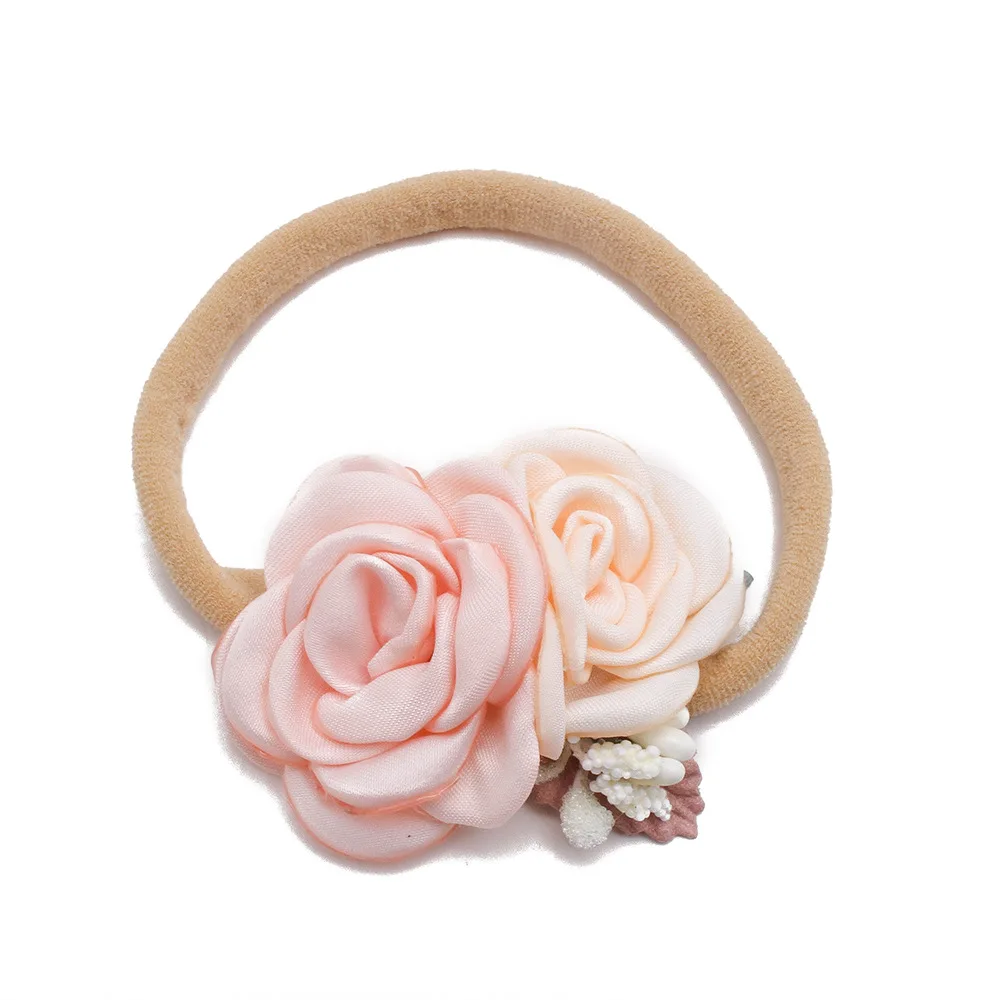 Detalle de diadema floral para bebé