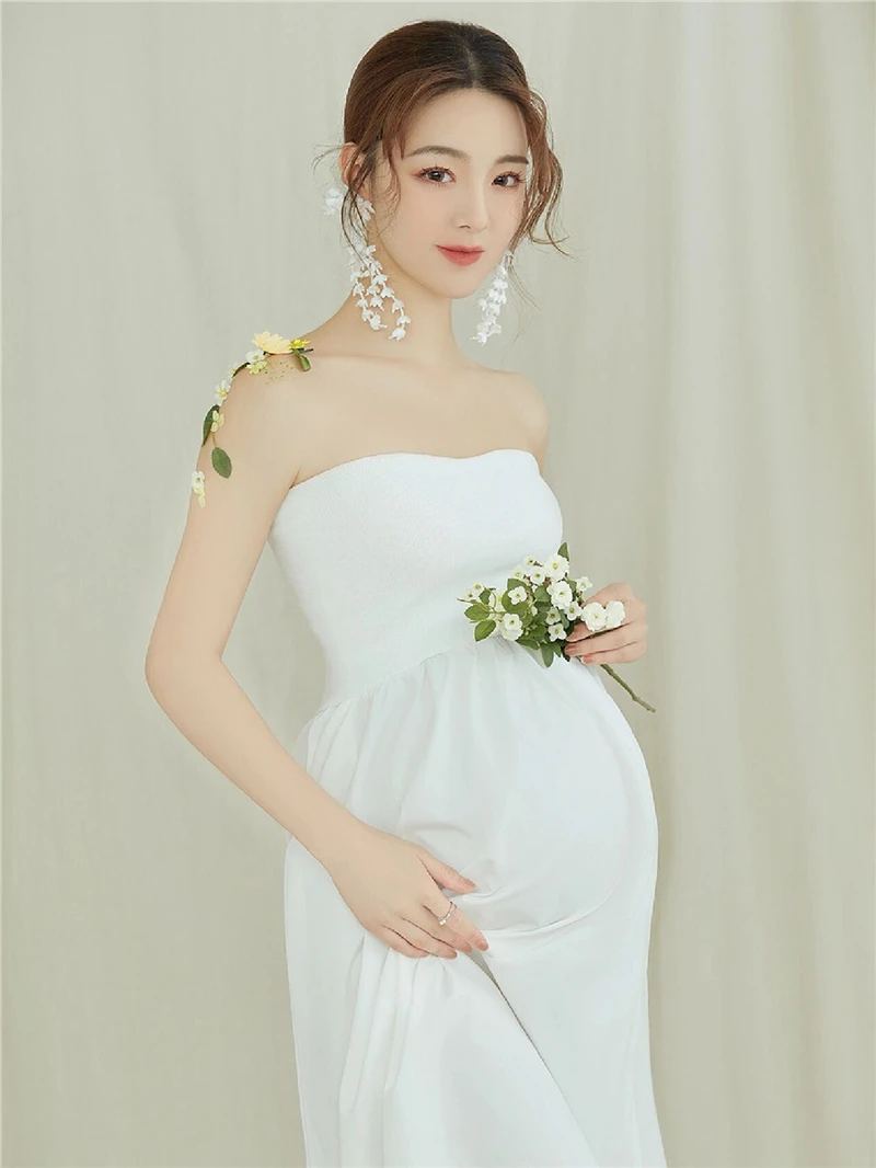 Vestido de tubo blanco de maternity en estudio fotográfico