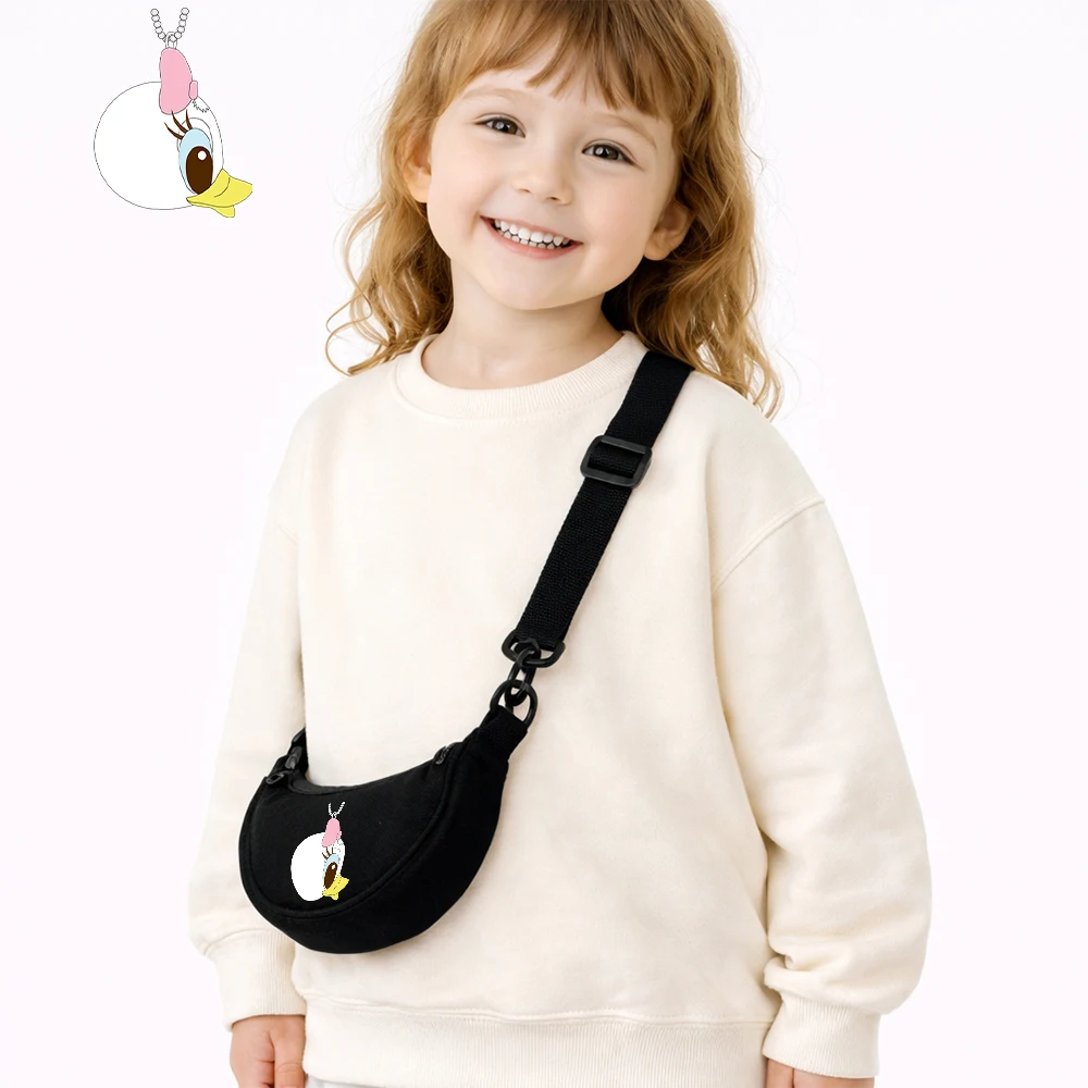 Vista del bolso infantil media luna con estampado de Pato Donald
