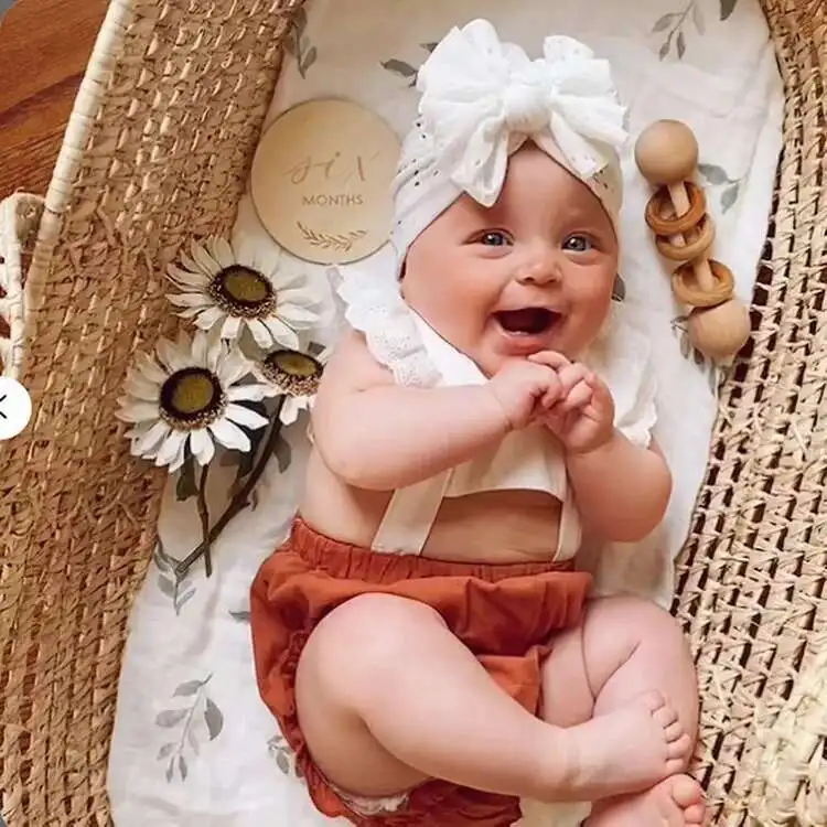 Gorro blanco con lazo para bebé