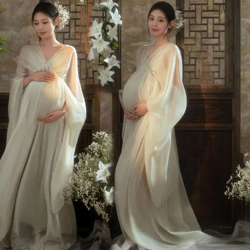 Vestido de maternidad blanco con escote en V y caída al tobillo