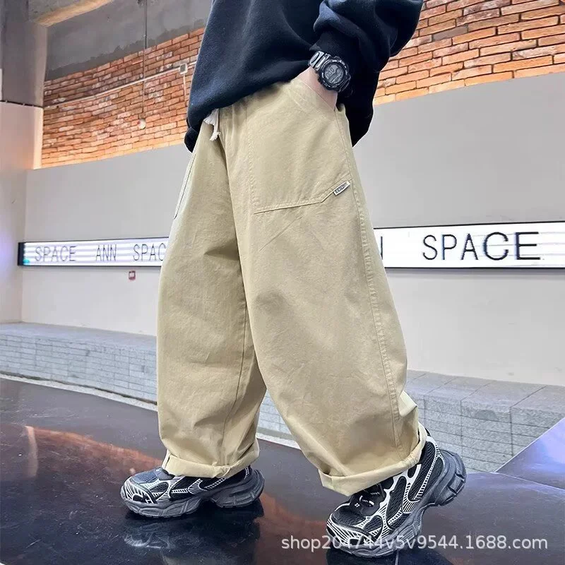 Pantalón infantil en tono neutro con detalle de costura