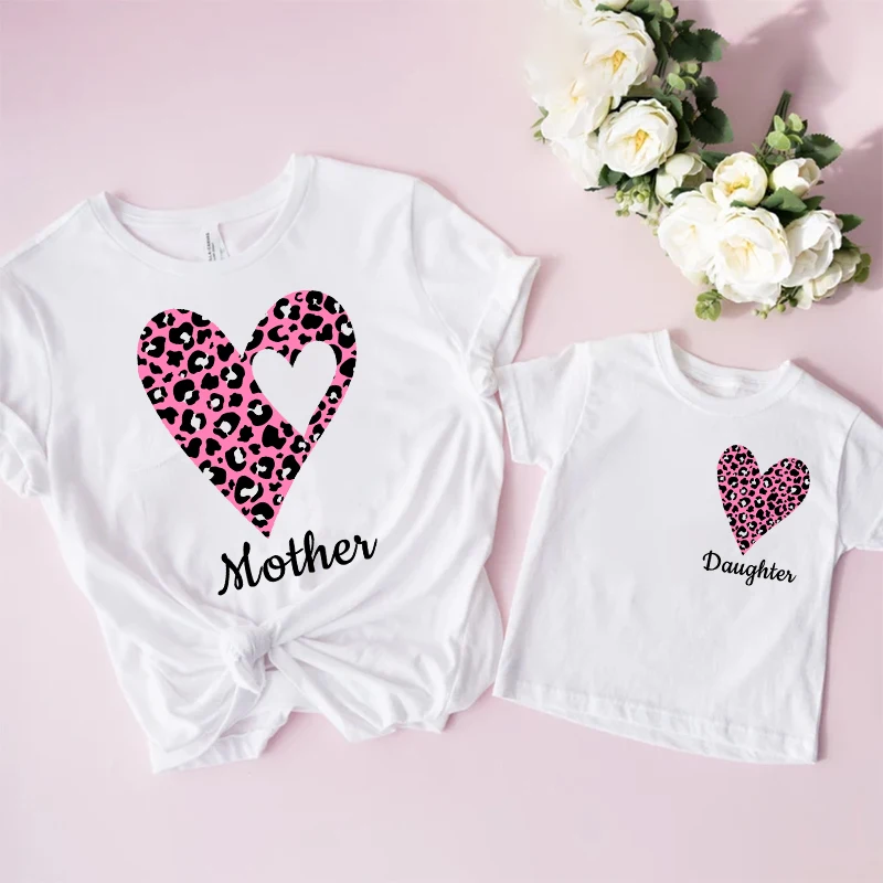 Camiseta familiar de verano con estampado de corazón leopardo - imagen 2