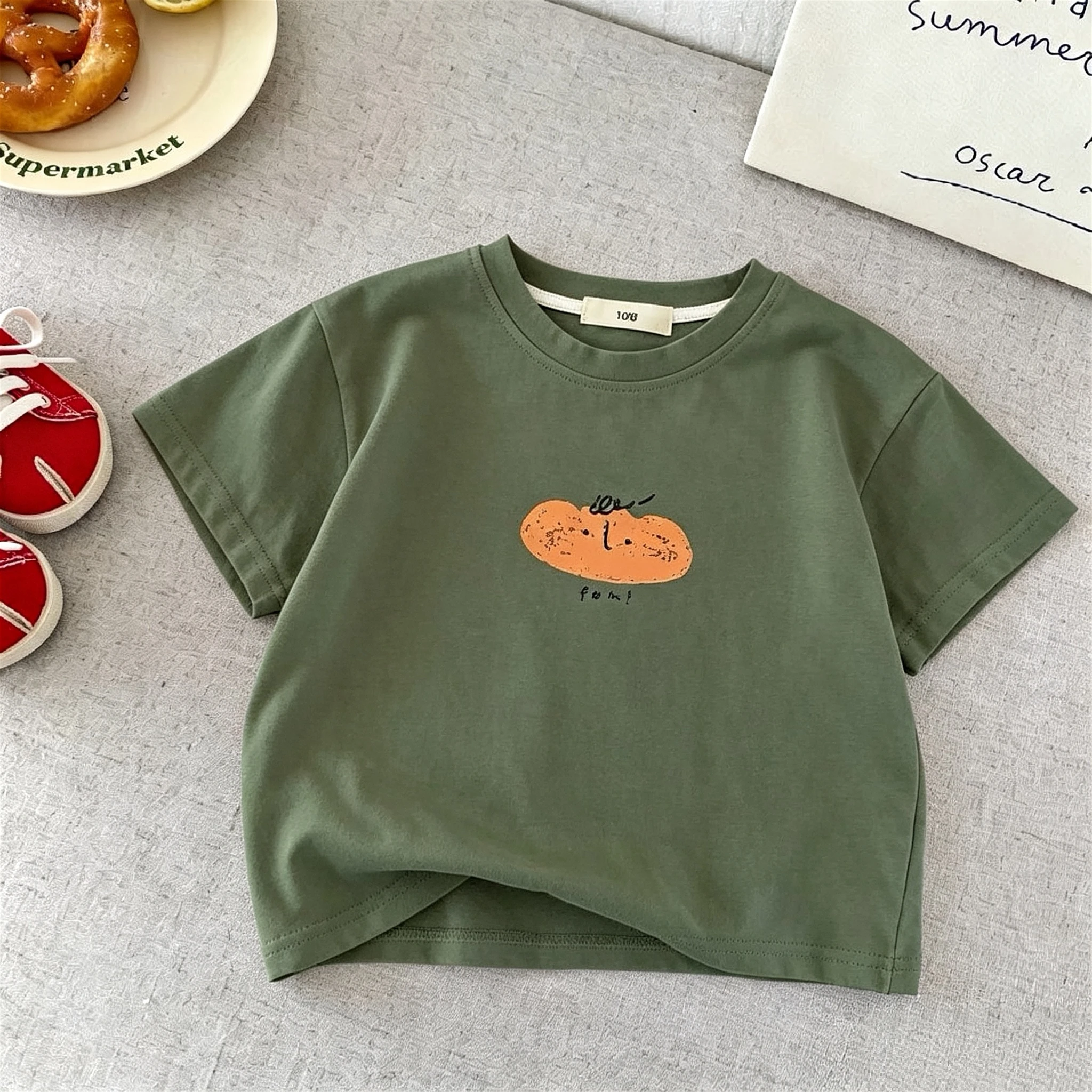 Modelo con camiseta infantil para uso cotidiano