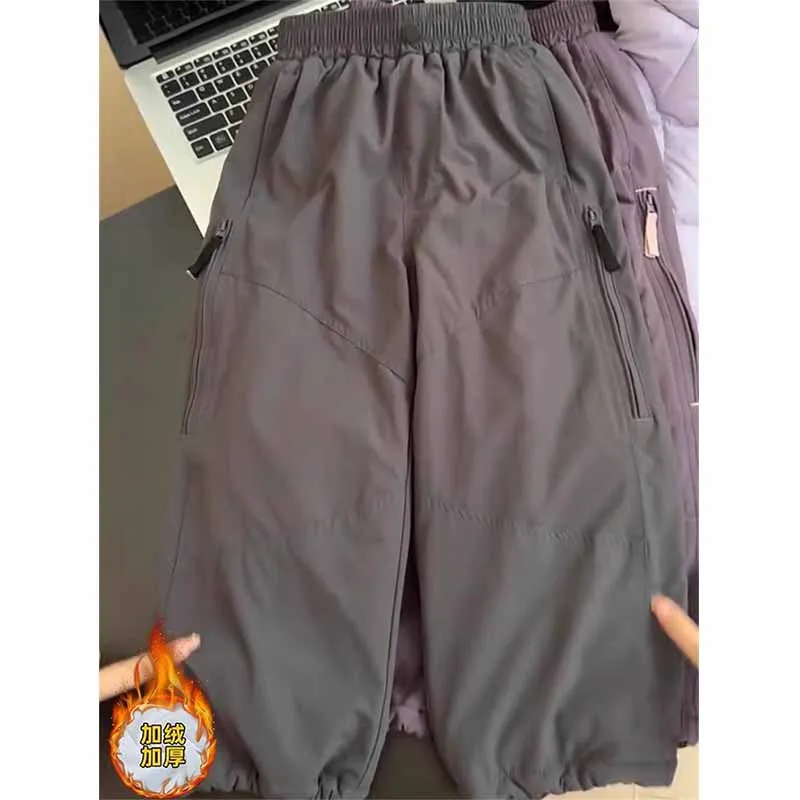 Corte holgado y cintura ajustable